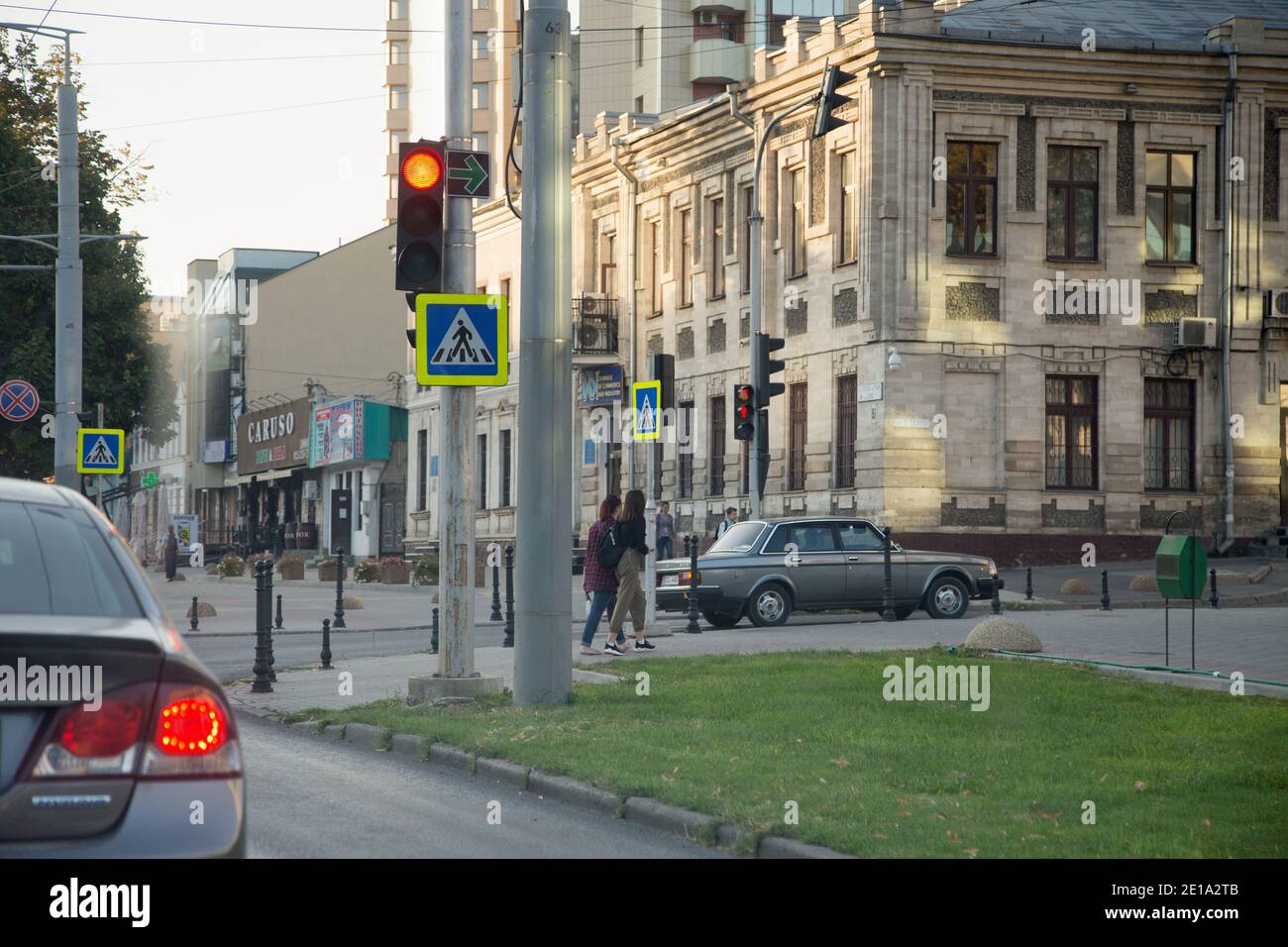 Soleil sur le bâtiment historique le matin. Chisinau, République de Moldova, intersection du boulevard Stefan cel Mare et de la rue Toma Cerba. Sept Banque D'Images