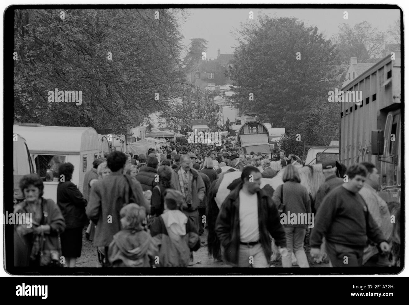 Stow on the Wold Gloucestershire England Gypsy Horse Fair octobre 1996 les chevaux sont rasés pour montrer la qualité du tuyau et du pilote. Au Royaume-Uni, il y a de nombreuses foires auxquelles participent traditionnellement les Romani et les voyageurs qui convergent aux foires pour acheter et vendre des chevaux, rencontrer des amis et des relations et célébrer leur musique, leur histoire et leur folklore. Banque D'Images