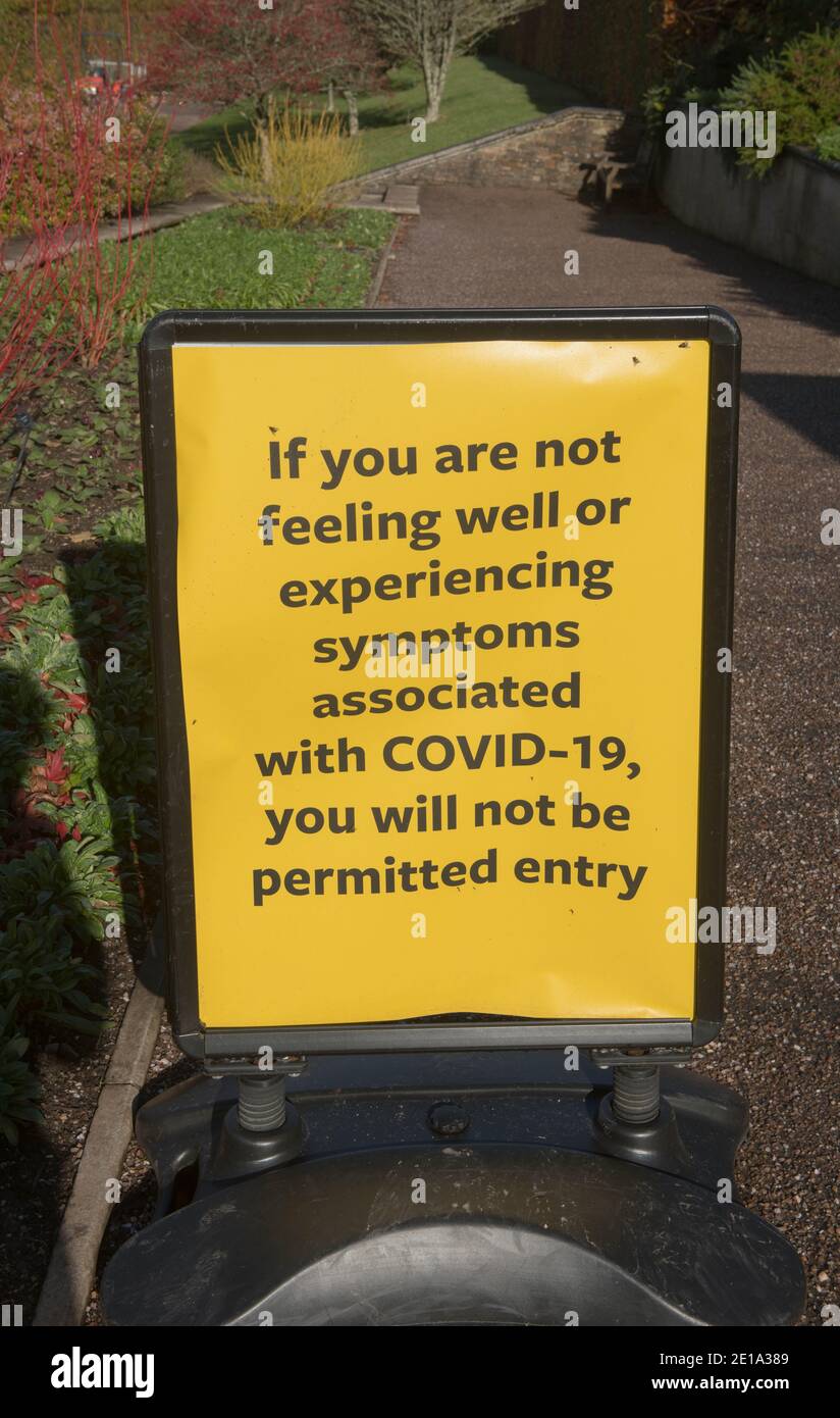 Panneau d'avertissement pour Covid-19 (coronavirus) à l'entrée d'un jardin dans le Devon rural, Angleterre, Royaume-Uni Banque D'Images