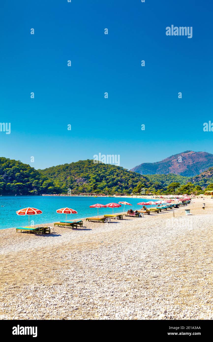 Plage avec parasols et chaises longues à Oludeniz, Riviera turque, Turquie Banque D'Images