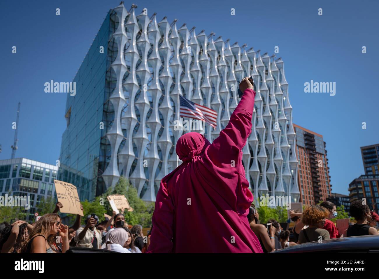 Des milliers de militants et de partisans de Black Lives Matter (BLM) se réunissent devant l'ambassade américaine à Londres pour protester contre la mort de George Floyd aux États-Unis. Banque D'Images