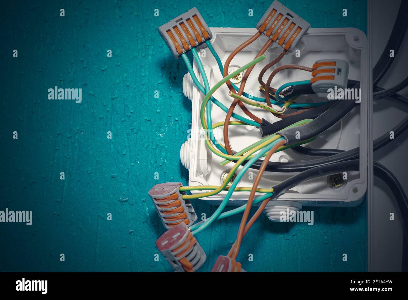 fils électriques dans la boîte. fils sans isolation. sécurité. Banque D'Images