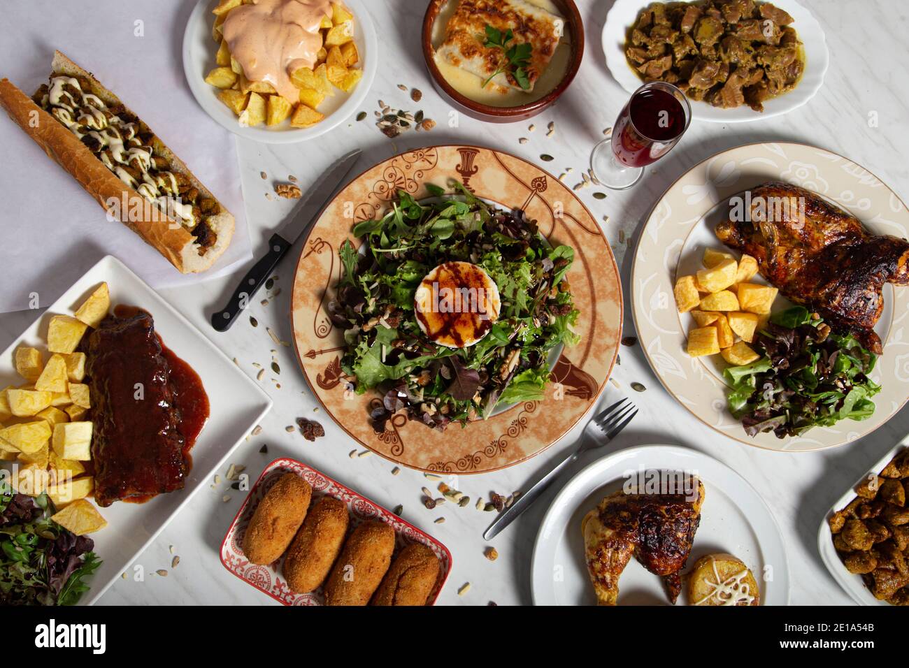 Une variété de plats espagnols typiques sont servis à la table du restaurant. Vue sur le dessus Banque D'Images Une variété de plats espagnols typiques sont servis à la table du restaurant. Vue sur le dessus Banque D'Images