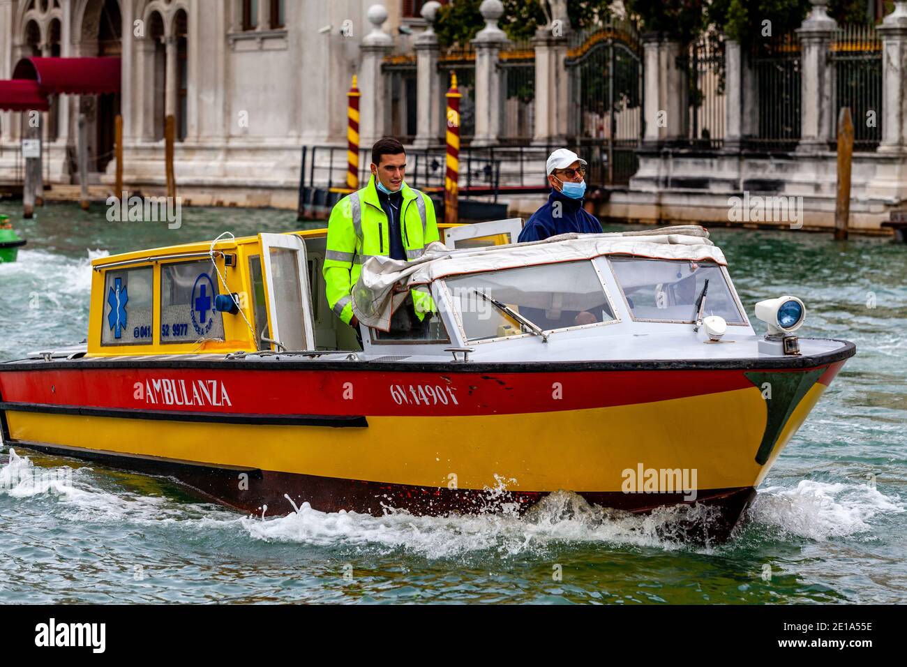Un bateau ambulanciers sur le Grand Canal, Venise, Italie. Banque D'Images