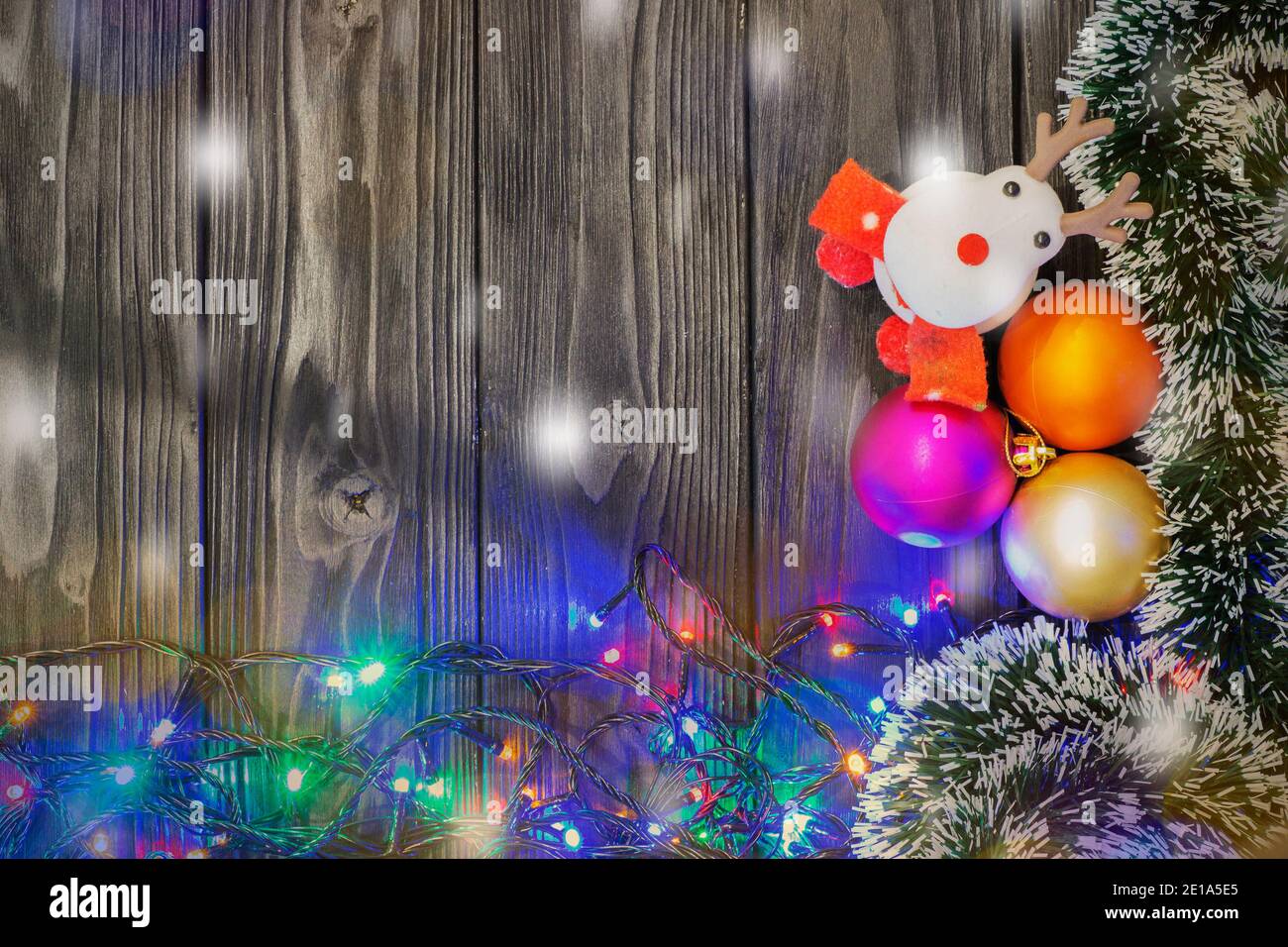 Noël ou Nouvel An arrière-plan. Arbre de Noël Décoration Vintage toy boules de lumière et garland sur fond de bois rustique, selective focus, copiez s Banque D'Images