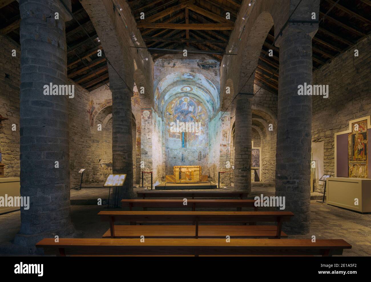 Intérieur de l'église romane de Sant Climent, consacrée en 1123. Taüll, province de Lleida, Catalogne, Espagne. Les Églises romanes catalanes du Banque D'Images