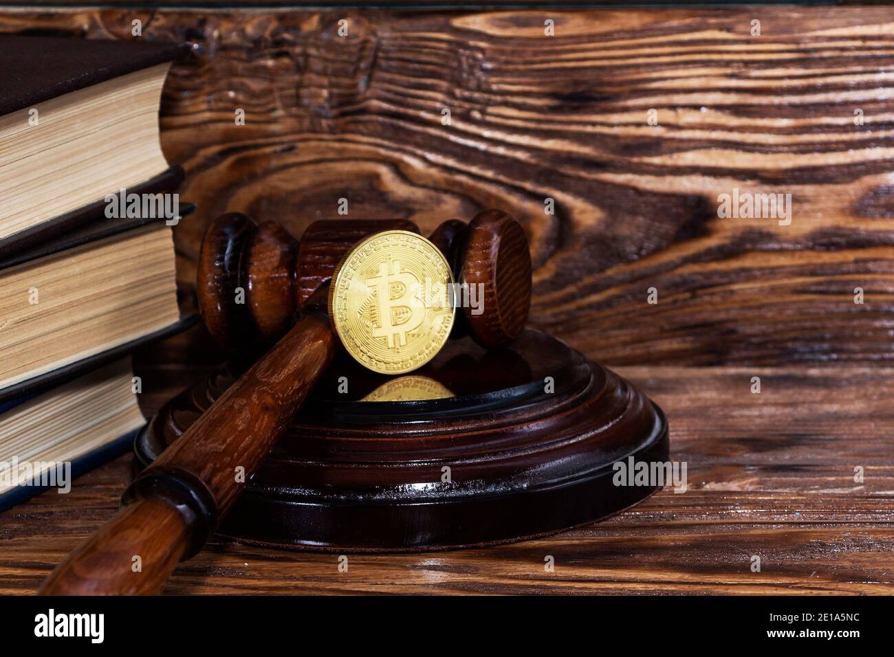 marteau du juge et pièce d'or en bitcoin. Monnaie numérique Banque D'Images