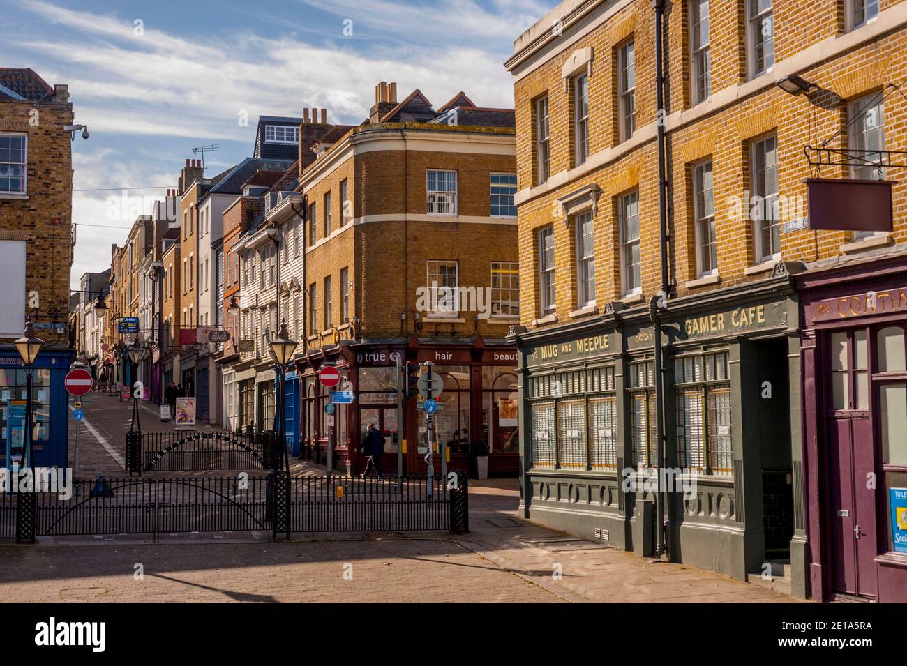 Vue sur High St Gravesend depuis la place de la jetée de la ville, Gravesend. La région est désignée le quartier du patrimoine Banque D'Images