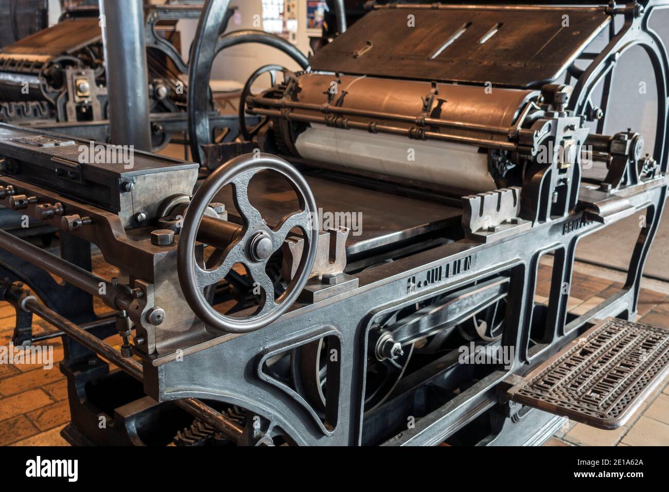 Presse cylindre d'arrêt en fonte fin du XIXe siècle entraînée par un moteur à vapeur fabriqué par H. Jullien, Bruxelles Banque D'Images