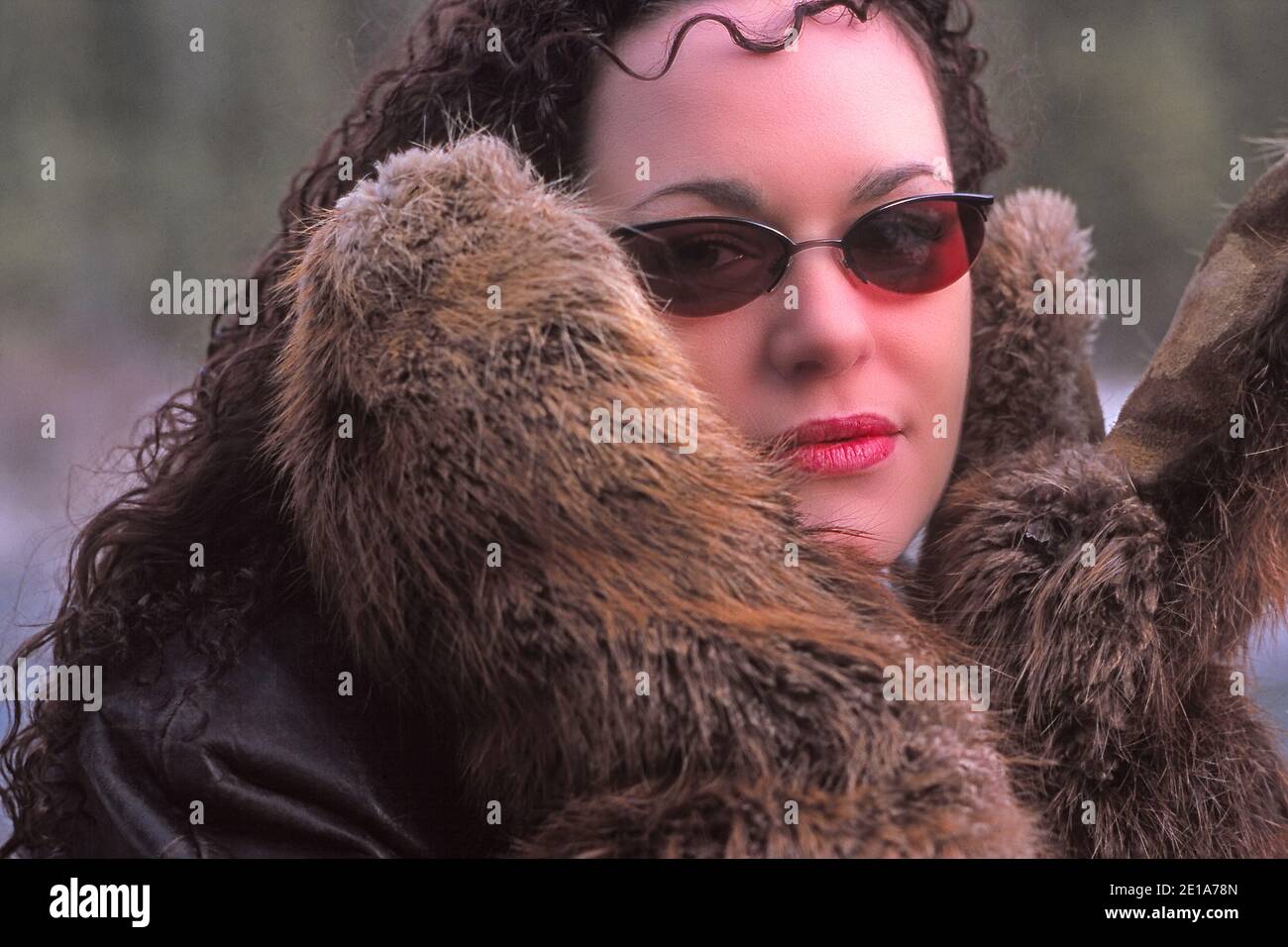 Jeune femme attrayante portant des moufles en fourrure de castor une  journée froide en hiver Photo Stock - Alamy
