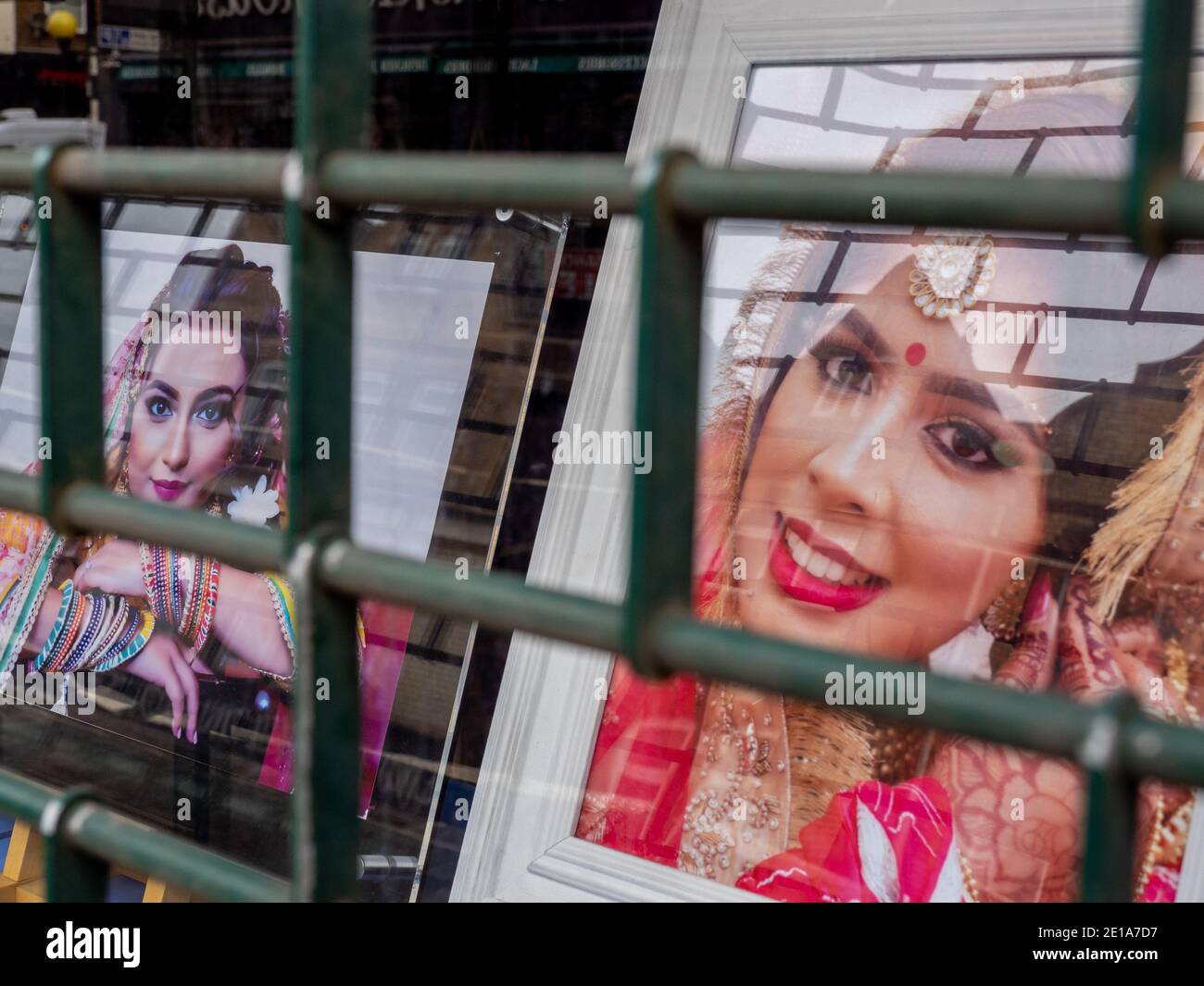 Photos de mariage dans la fenêtre d'un studio et boutique à Southall. Banque D'Images