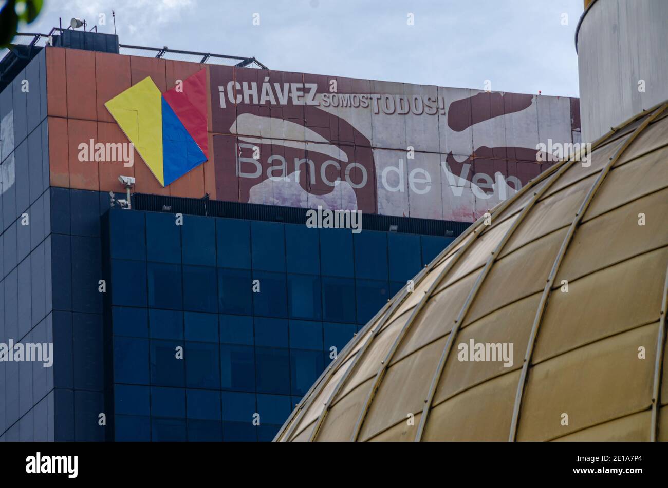Avec un slogan qui dit... Chavez nous sommes tous, vous pouvez voir le palais législatif fédéral du Venezuela. Le Palacio Federal Legislativo ou aussi appelé C Banque D'Images