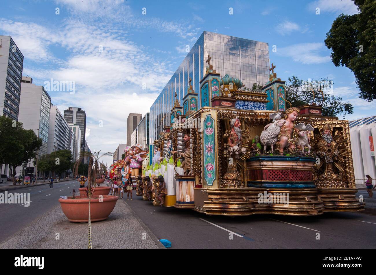 Rio de Janeiro, Brésil - 4 mars 2017 : un véhicule scolaire Samba stationné dans l'avenue Presidente Vargas attend la parade de nuit à Sambodrome. Banque D'Images