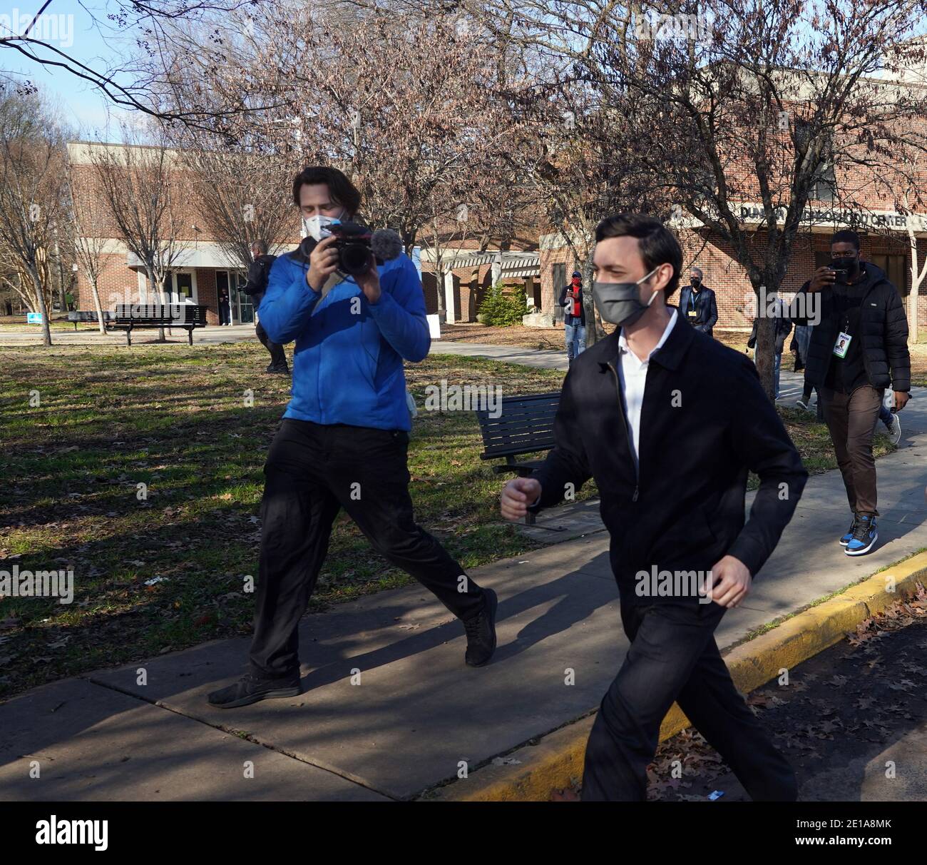 Atlanta, États-Unis. 05 janvier 2021. Le démocrate Jon Ossoff, candidat au Sénat de Géorgie, arrive dans un bureau de vote au Dunbar Neighborhood Center pour parler aux électeurs à Atlanta, en Géorgie, le mardi 5 janvier 2021. Photo de Tami Chappell/UPI crédit: UPI/Alay Live News Banque D'Images