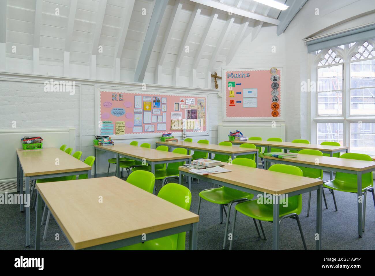 Salle de classe typique de l'école primaire / moyenne au Royaume-Uni avec des bureaux et des chaises dans les rangées. Les écoles ont fermé leurs portes mais se sont préparées à rouvrir en mars 2021 Banque D'Images