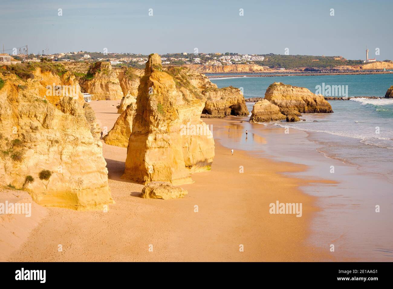 Vue panoramique sur les falaises de la plage de Tres Castelos, Praia da Rocha, Algarve, Portugal Banque D'Images