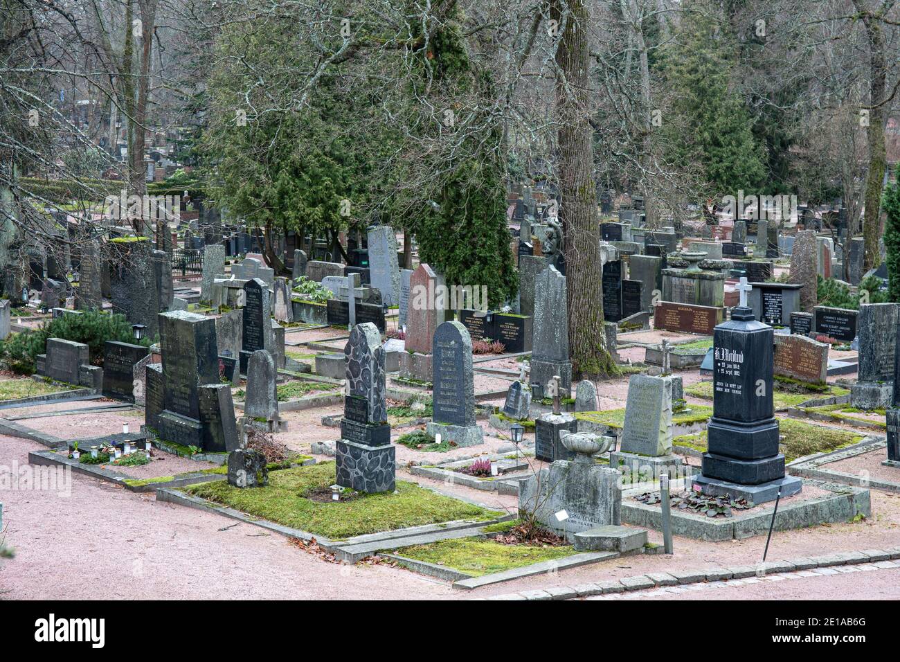 Vieilles pierres à tête et tombes dans le cimetière Hietaniemi, Helsinki, Finlande Banque D'Images