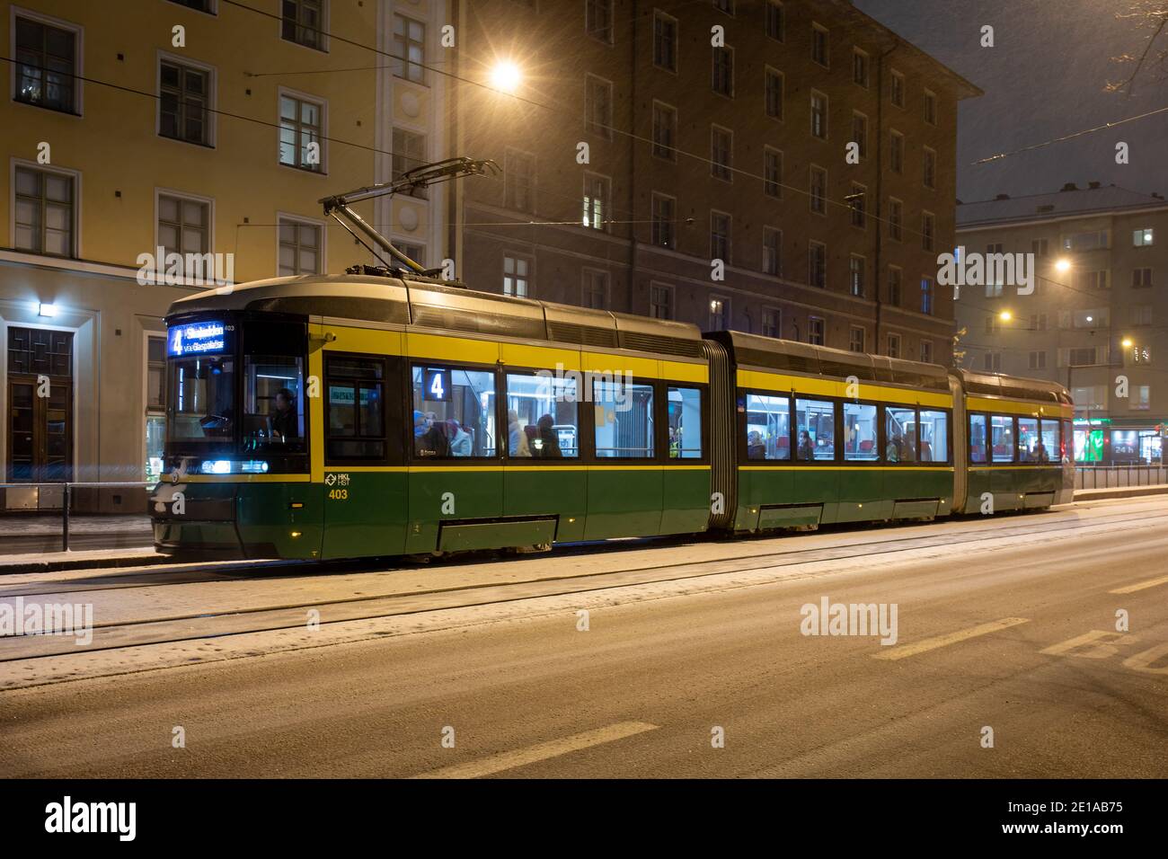 Ligne 4 tramway sur Mannerheimintie après la tombée de la nuit dans le quartier de Taka-Töölö à Helsinki, en Finlande Banque D'Images