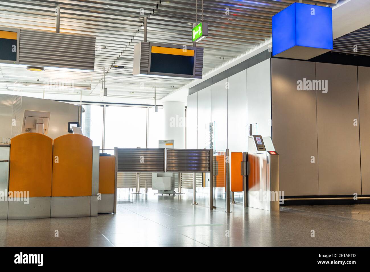 Le comptoir d'enregistrement de l'aéroport est vide de couleur orange avec tableau de bord et lumière de fenêtre Banque D'Images