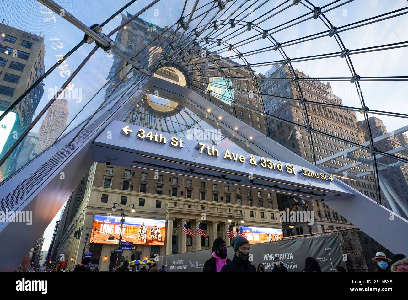 Vue sur le tout nouveau Moynihan train Hall se trouve dans le bas de Manhattan à New York.Daniel Patrick Moynihan train Hall est une extension de la gare de Pennsylvanie de New York à l'édifice James A. Farley adjacent, l'ancien bureau de poste principal de la ville. Située entre Eighth Avenue, Ninth Avenue, 31st Street et 33rd Street dans Midtown Manhattan, l'annexe offre un nouvel accès à la plupart des plates-formes de Penn Station pour les passagers d'Amtrak et de long Island Rail Road, desservant 17 des 21 voies de la gare. Banque D'Images