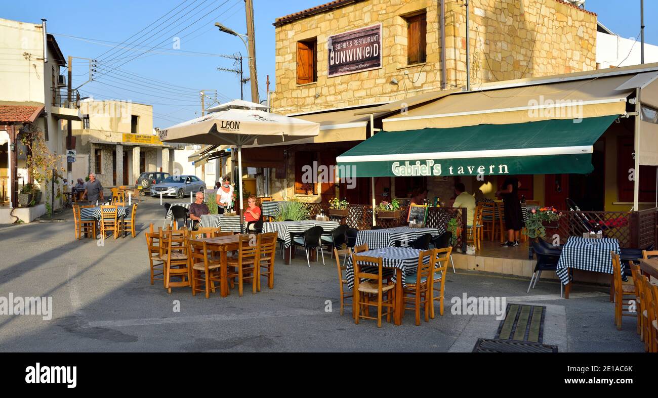 Carrefour de la route du village fermé à la circulation et utilisé par de nombreux restaurants et tavernes à l'extérieur pour dîner. Kouklia, Chypre Banque D'Images