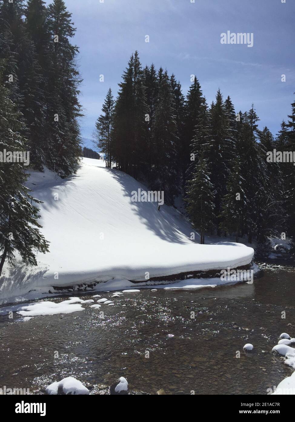 rivière de montagne dans le pays des merveilles d'hiver blanc neige Banque D'Images