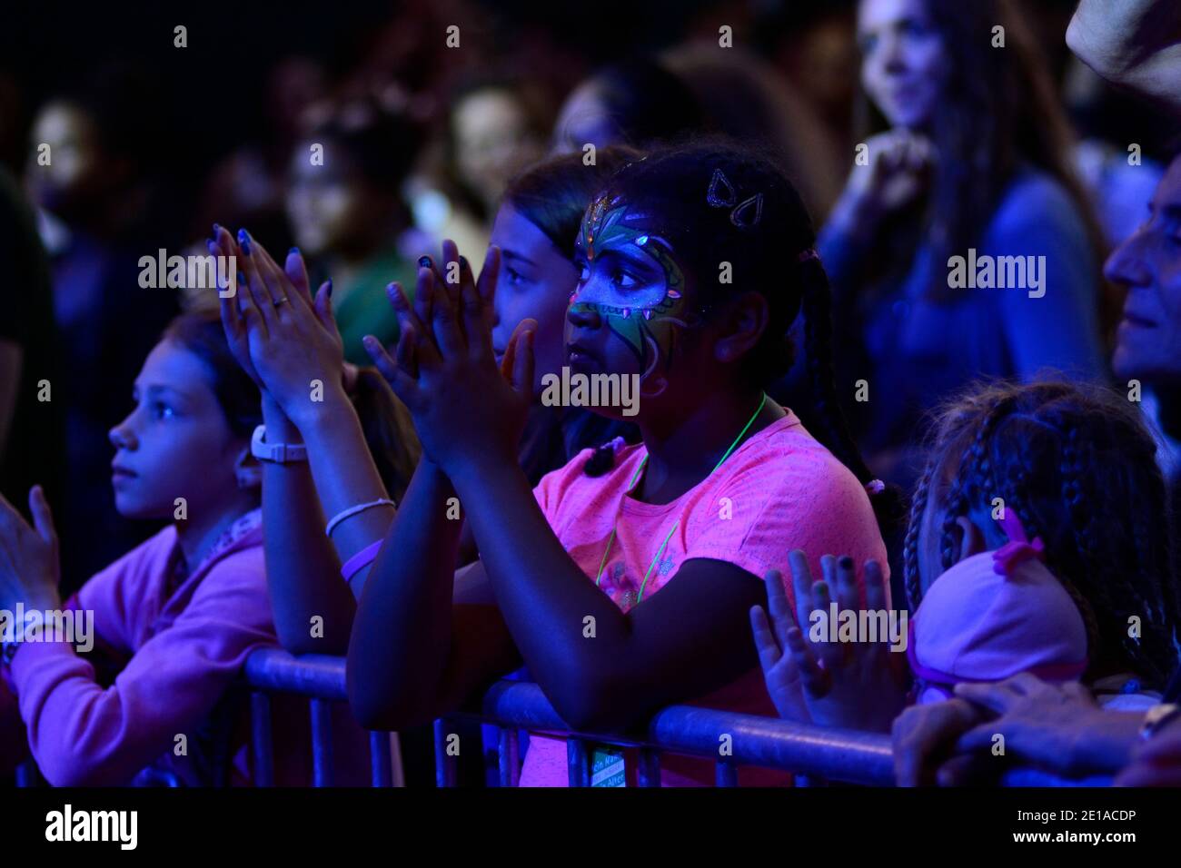 Vienne, Autriche. 01 août 2016. Impressions de la saison des festivals 2016 sur l'île du Danube à Vienne. Jeunes amateurs de concerts lors d'un festival de musique. Banque D'Images