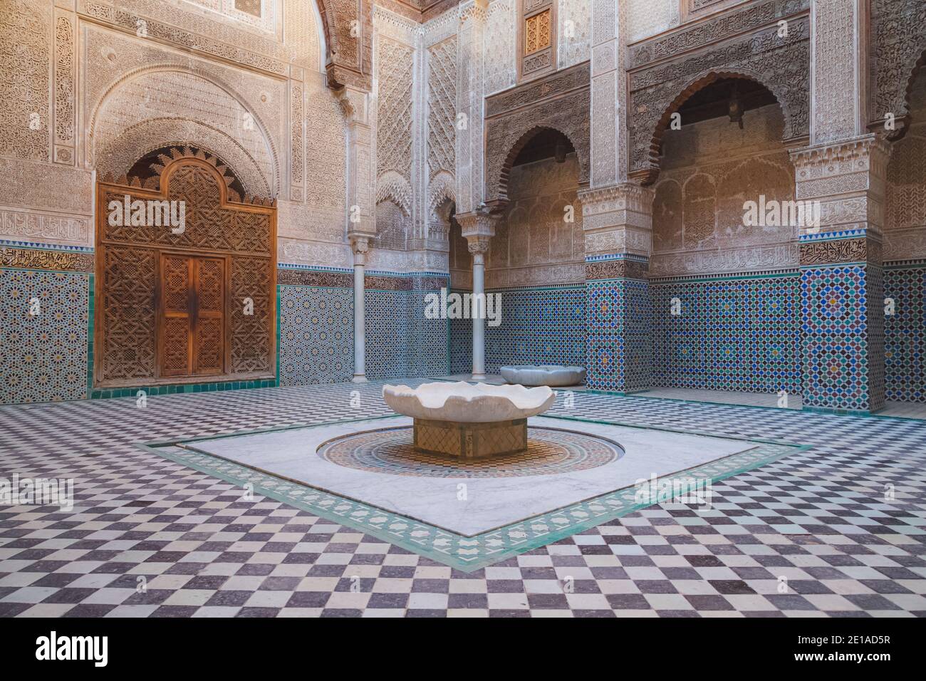 Fès, Maroc - novembre 26 2015 : la cour intérieure de cette ancienne Al-Attarine Madrasa du XIVe siècle dans la médina de Fès, Maroc. Banque D'Images