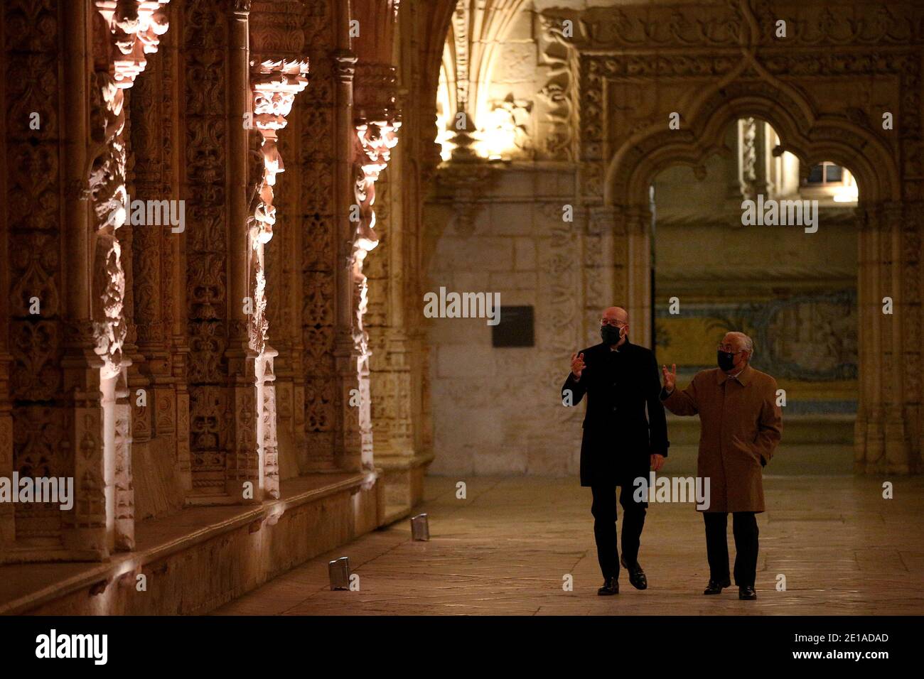 Lisbonne, Portugal. 5 janvier 2021. Le Premier ministre portugais Antonio Costa (R) et le président du Conseil européen Charles Michel visitent le monastère de Jeronimos en prévision d'une cérémonie inaugurant la présidence portugaise du Conseil de l'Union européenne, à Lisbonne (Portugal), le 5 janvier 2021. Crédit : Pedro Fiuza/ZUMA Wire/Alay Live News Banque D'Images