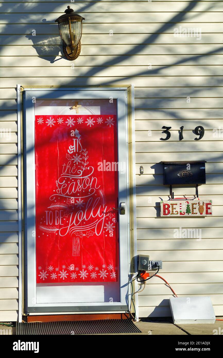 Streamwood, Illinois, États-Unis. Une entrée à une seule maison familiale décorée pour les vacances de Noël se couche au soleil de l'après-midi dans une banlieue de Chicago. Banque D'Images
