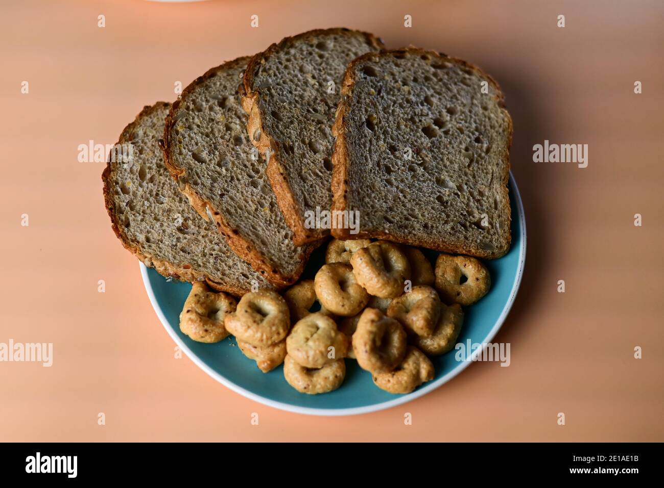 pain diététique aux céréales avec croûtons ronds, sur fond bleu Banque D'Images