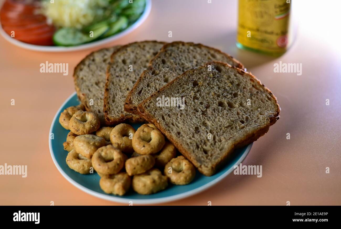 pain diététique aux céréales avec croûtons ronds, sur fond bleu Banque D'Images