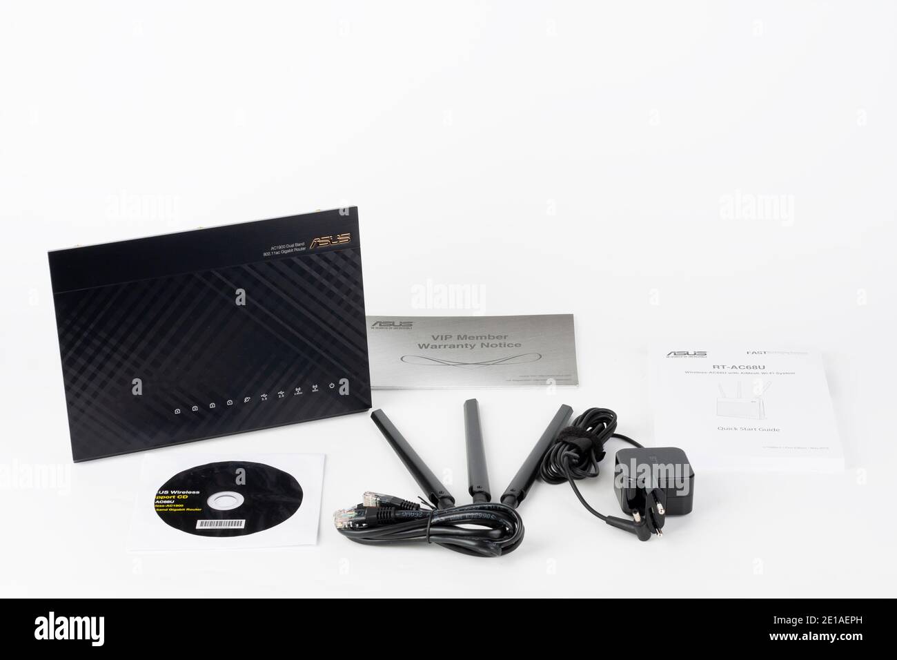 Brnenec, République Tchèque - 31 janvier 2020: Routeur WiFi Asus RT-AC68U, câble d'alimentation, guide de démarrage rapide, trois antennes. ASUS est un ordinateur taïwanais an Banque D'Images