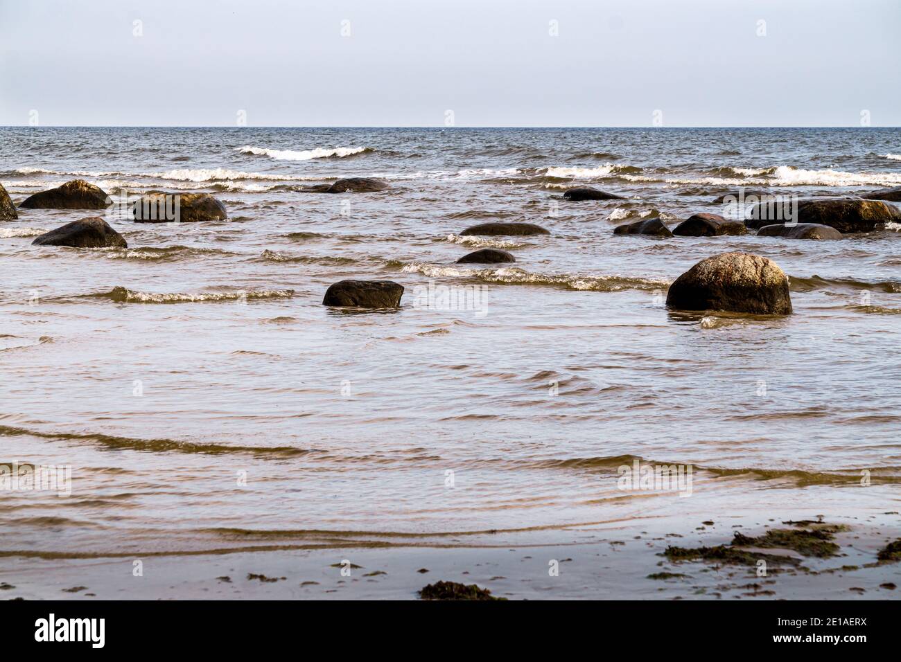 Grands blocs de pierre sur la rive du golfe de Riga Banque D'Images