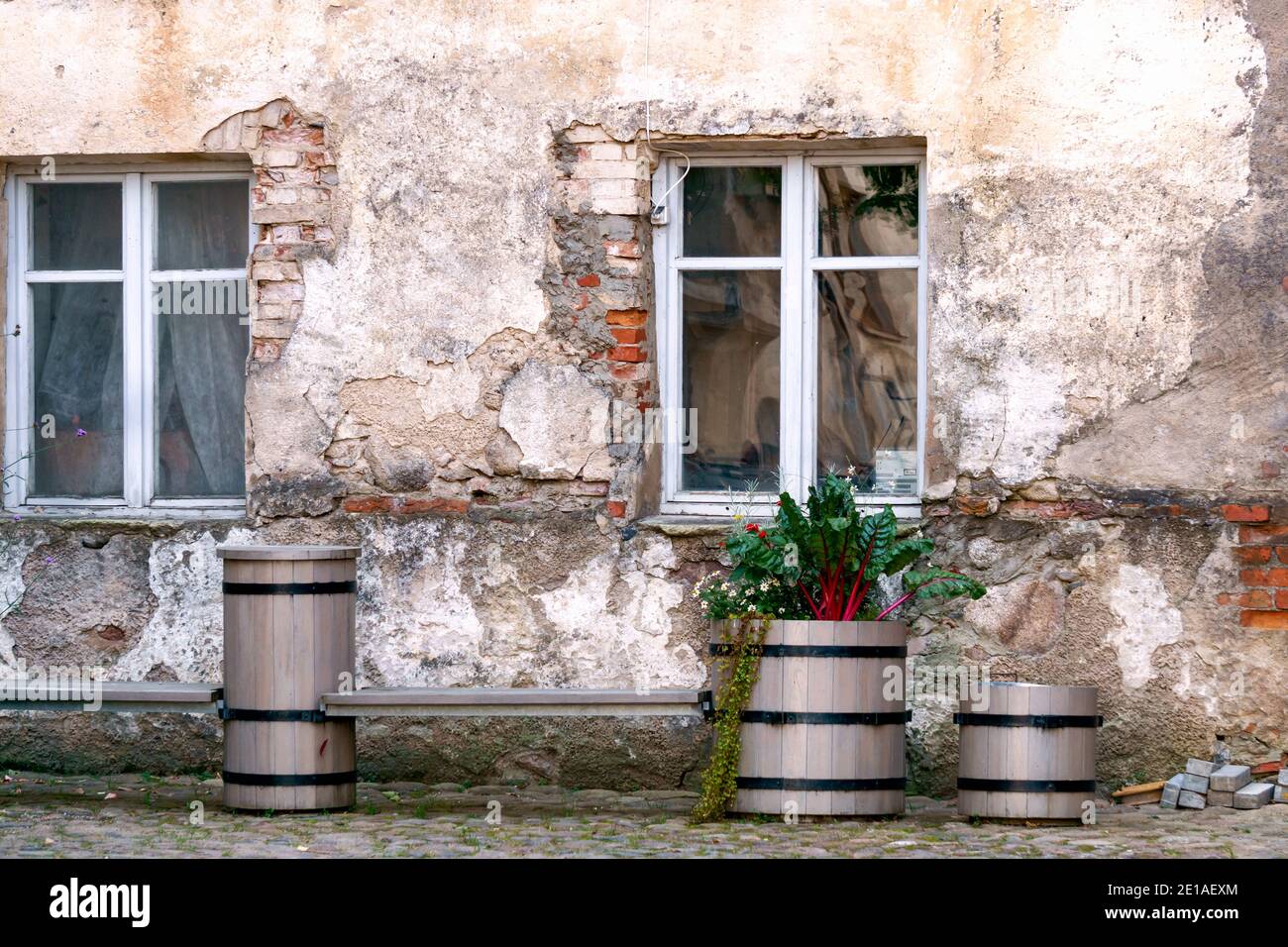 Un lit à fleurs joliment décoré et un banc à partir d'un canon Et de moyens improvisés dans la cour du château de Dundaga En Lettonie Banque D'Images