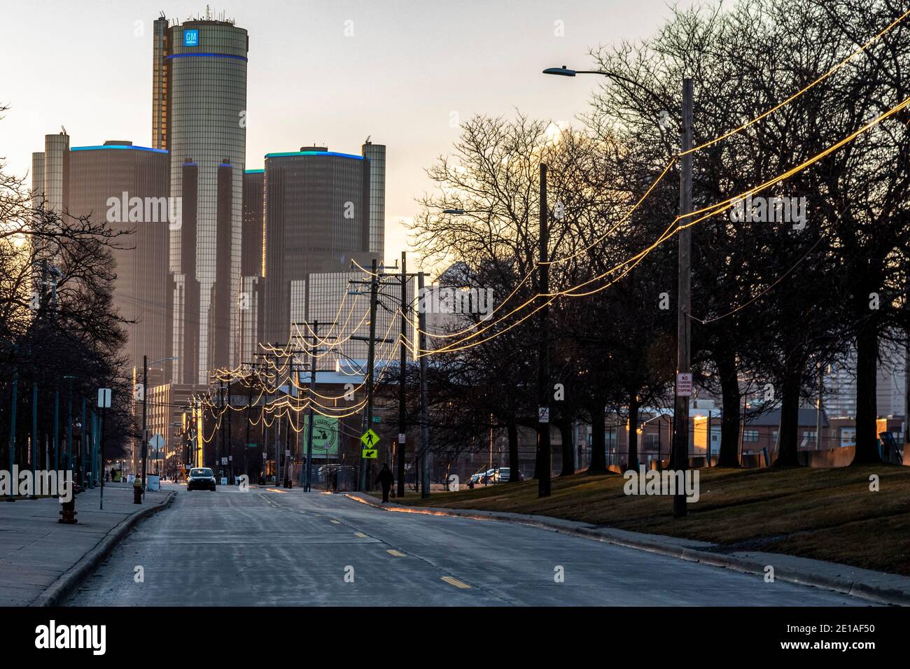 Detroit, Michigan – le soleil couchant allume les fils électriques sur Atwater Street menant au siège social de General Motors au Renaissance Centre. Banque D'Images