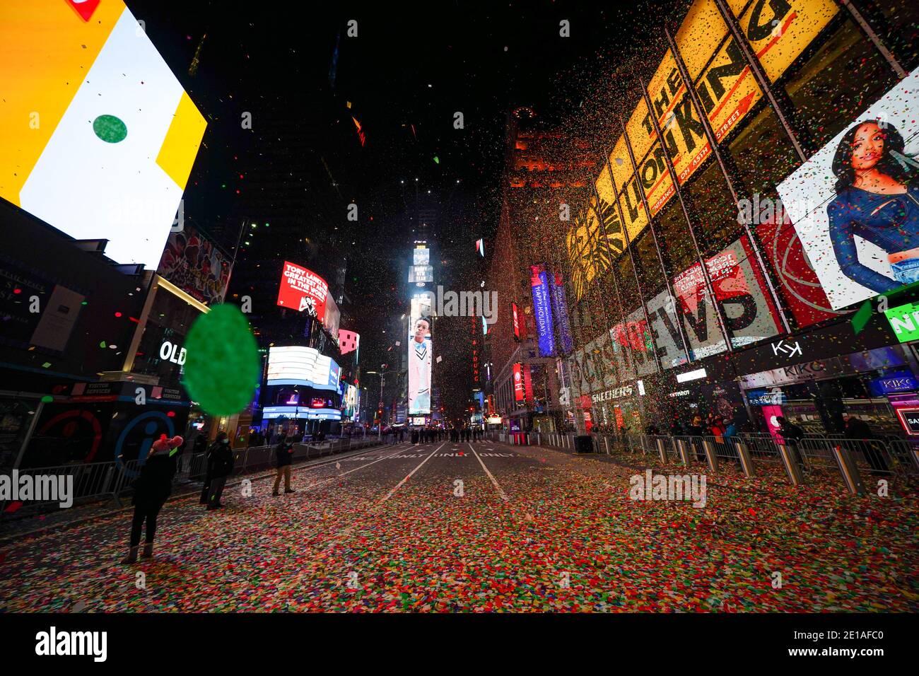 Le ballon de la Saint-Sylvestre tombe dans un Times Square, pour la plupart vide, à New York. En moyenne, environ un million de fêtards sont attirés au carrefour du monde pour assister à des spectacles et célébrer le nouvel an. Cette année, un nombre limité d'intervenants 40 en direct et de travailleurs essentiels a été autorisé à regarder la chute du ballon du nouvel an depuis une zone sécurisée de Times Square. Banque D'Images