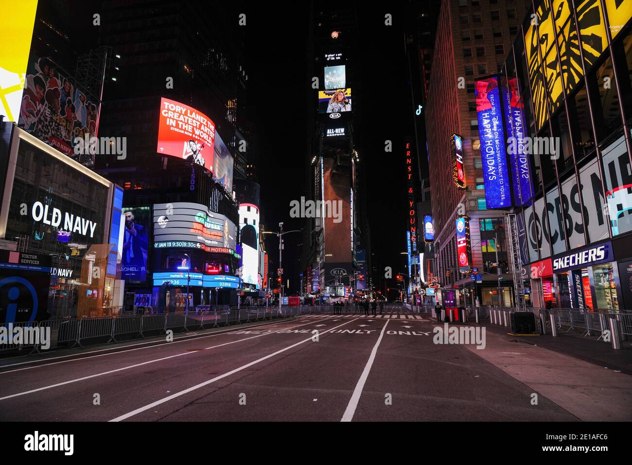 Le ballon de la Saint-Sylvestre tombe dans un Times Square, pour la plupart vide, à New York. En moyenne, environ un million de fêtards sont attirés au carrefour du monde pour assister à des spectacles et célébrer le nouvel an. Cette année, un nombre limité d'intervenants 40 en direct et de travailleurs essentiels a été autorisé à regarder la chute du ballon du nouvel an depuis une zone sécurisée de Times Square. Banque D'Images