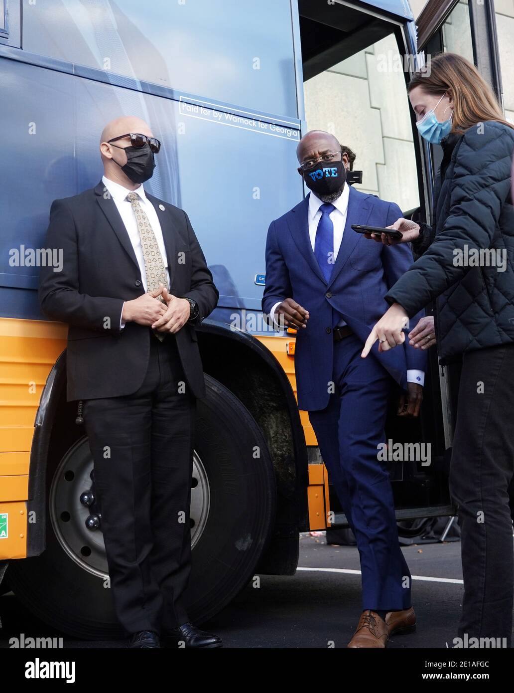 Atlanta, États-Unis. 05 janvier 2021. Le démocrate Raphael Warnock (C) qui se présente pour la Géorgie le Sénat américain marche avec son secrétaire de presse Meredith Brasher (R) avant de s'adresser aux médias à la section locale 613 de l'IBEW à Atlanta, en Géorgie, le mardi 5 janvier 2021. Photo de Tami Chappell/UPI crédit: UPI/Alay Live News Banque D'Images