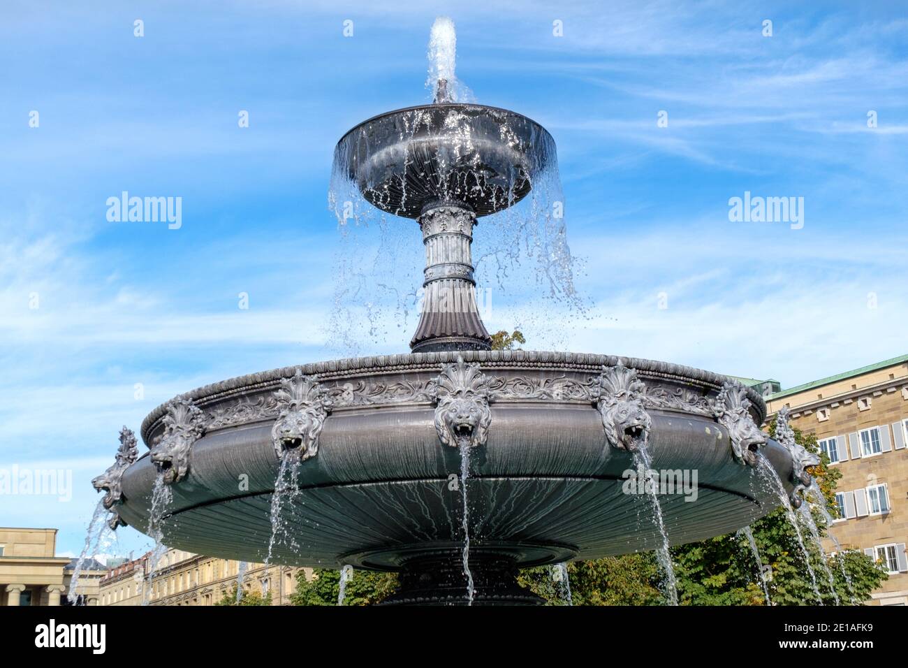 Schlossplatz est la plus grande place du centre-ville de Stuttgart et abrite le nouveau château qui a été construit entre 1746 et 1807. Banque D'Images