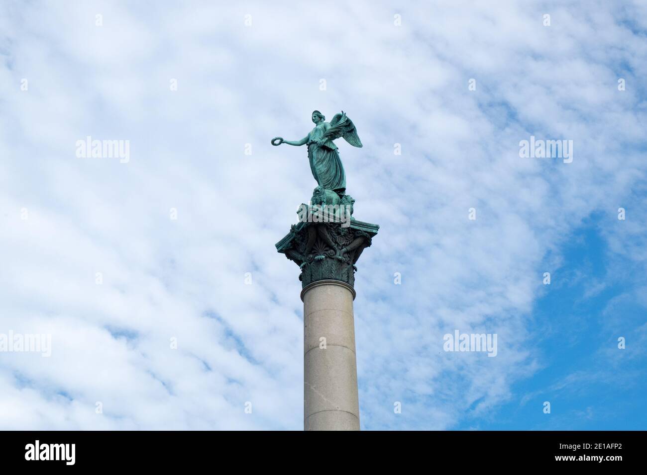 Jubiläumssäule, Jubilee Column sur le parc Schlossplatz dans le centre-ville de Stuttgart vers le Koenigsbau Passagen un bâtiment historique Banque D'Images