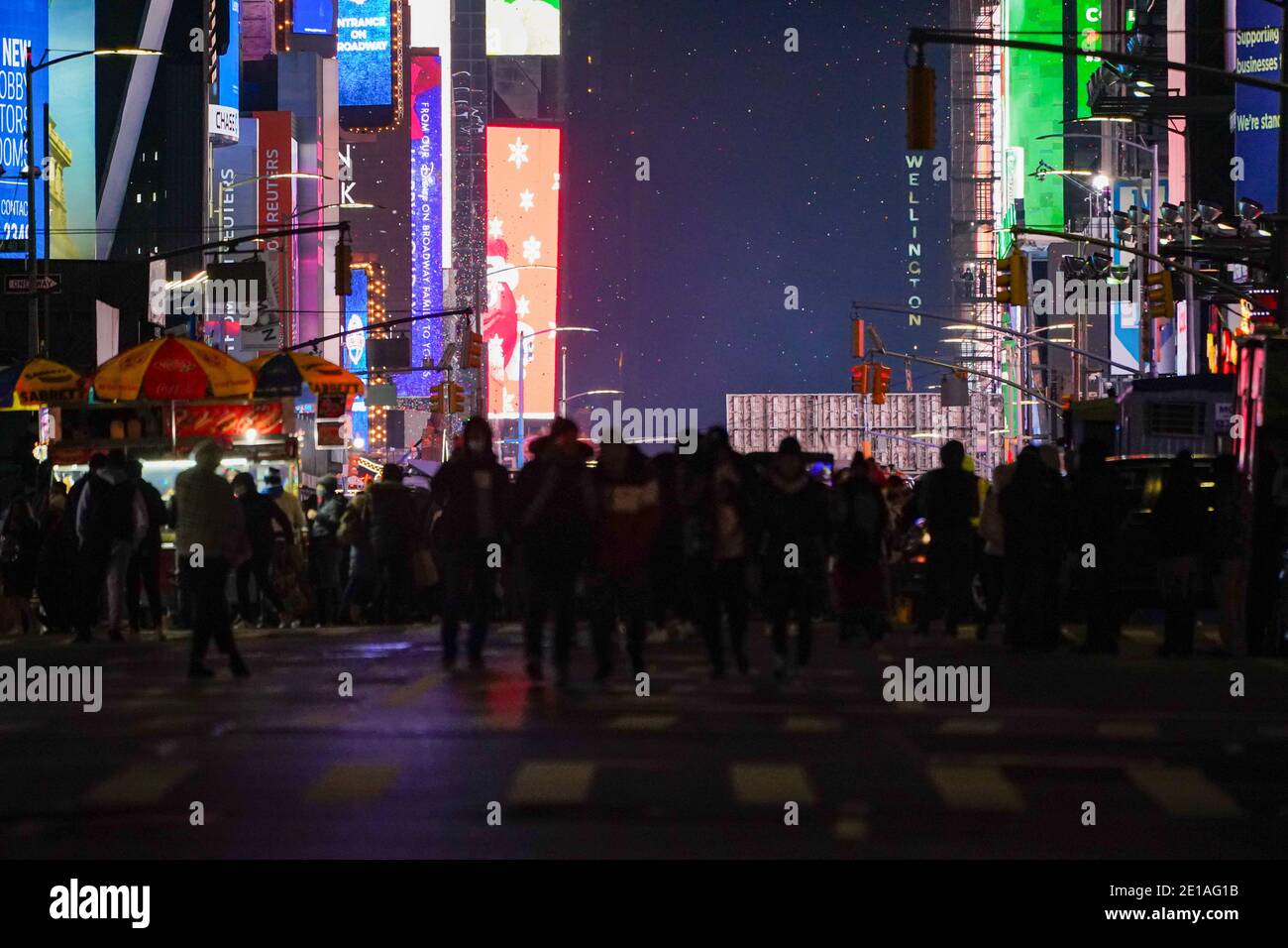 New York, États-Unis. 1er janvier 2021. Fêtards le long de Time Square pendant le bal de la Saint-Sylvestre tombe dans un Times Square pour la plupart vide à New York.en moyenne, environ un million de fêtards sont attirés au carrefour du monde pour regarder des spectacles et célébrer le nouvel an. Cette année, un nombre limité d'intervenants 40 en direct et de travailleurs essentiels a été autorisé à regarder la chute du ballon du nouvel an depuis une zone sécurisée de Times Square. Crédit : John Nacion/SOPA Images/ZUMA Wire/Alay Live News Banque D'Images