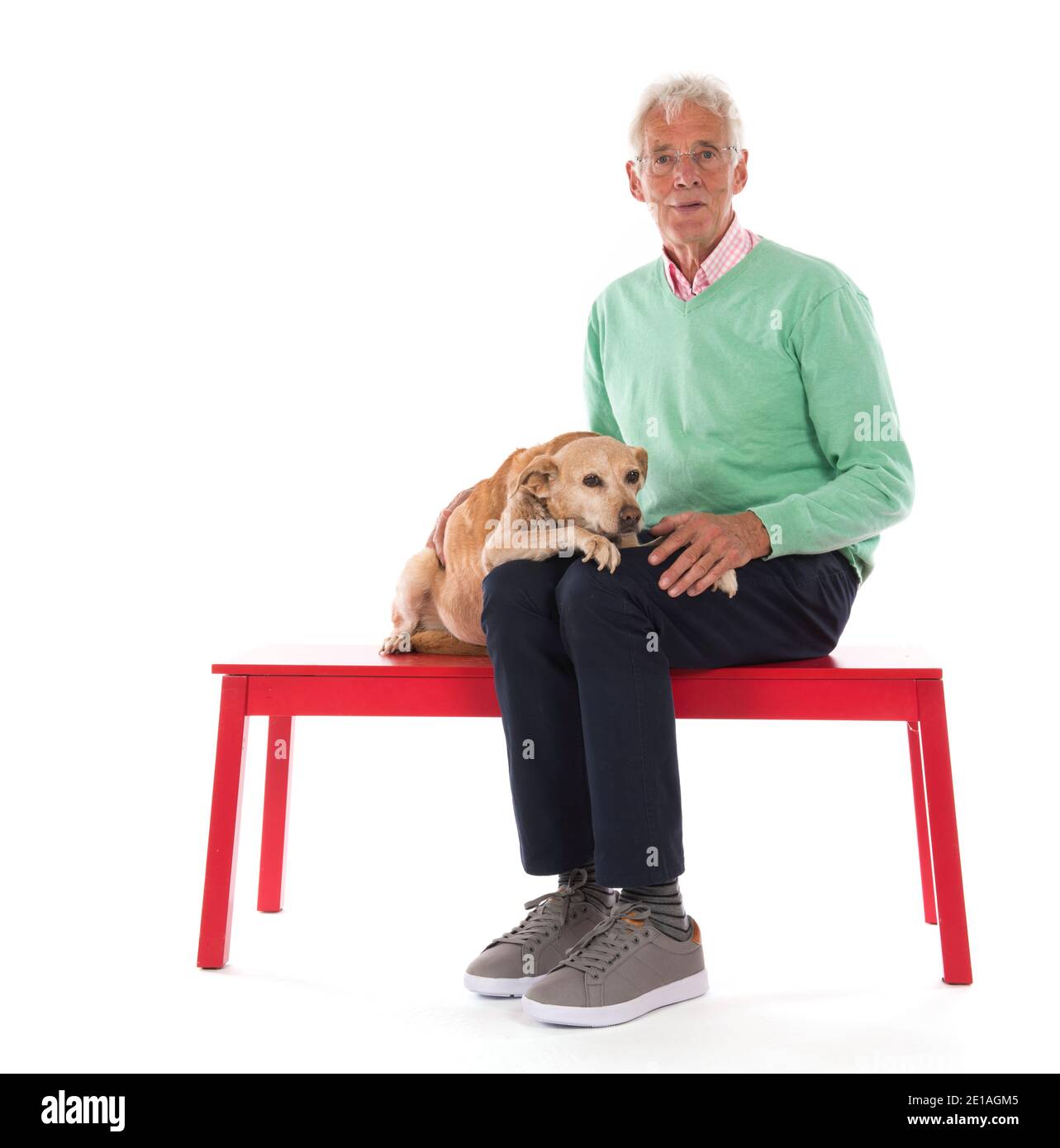 Homme âgé avec vieux chien assis sur un banc isolé arrière-plan blanc Banque D'Images