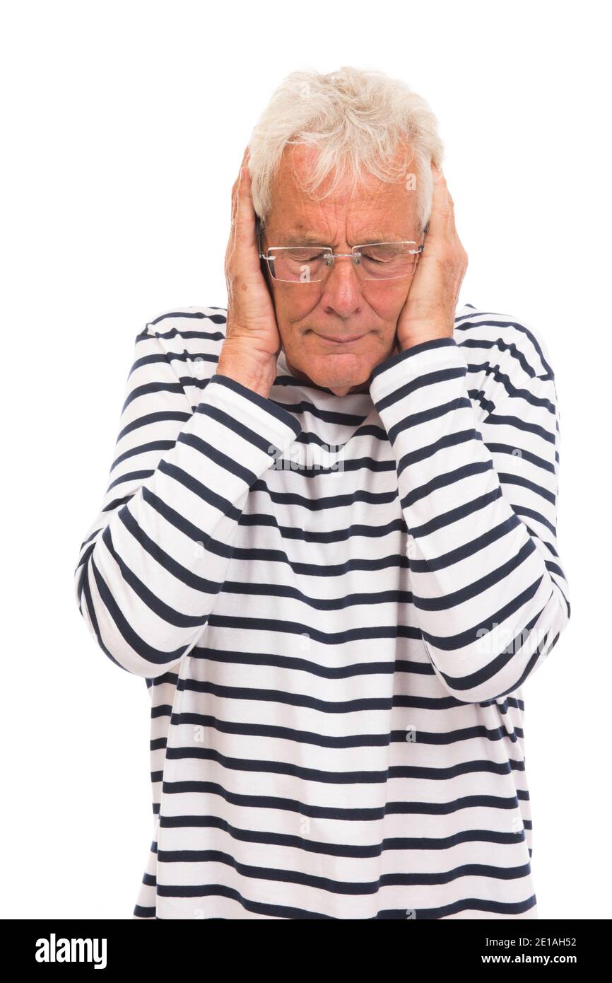 Homme âgé avec trop de bruit isolé sur fond blanc Banque D'Images