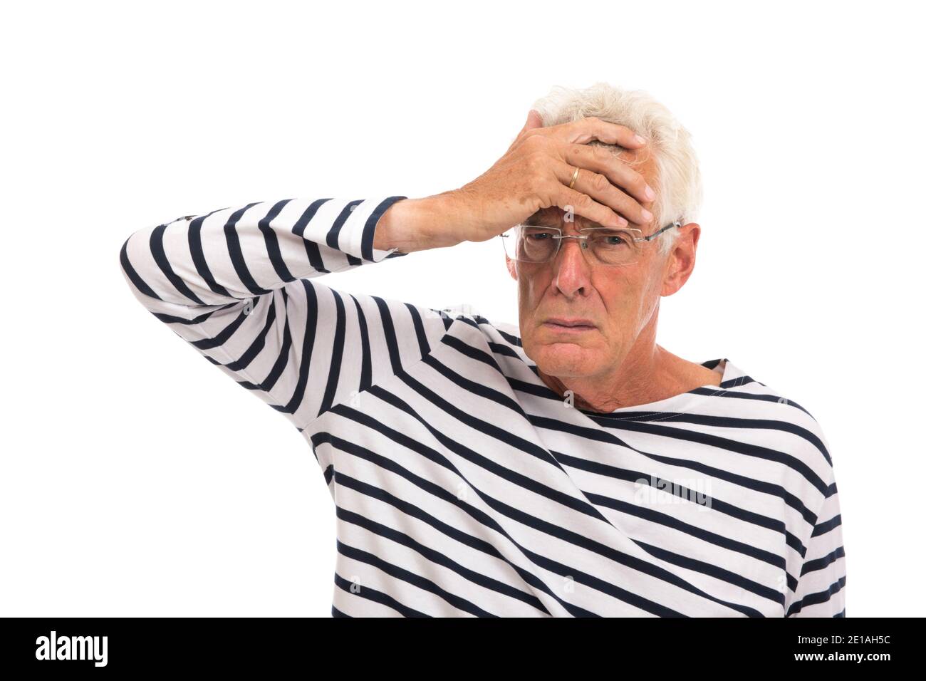 Homme âgé avec mal de tête isolé sur fond blanc Banque D'Images