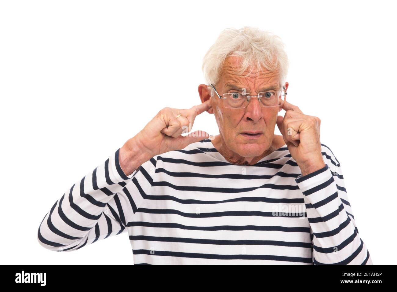 Homme âgé avec trop de bruit isolé sur fond blanc Banque D'Images