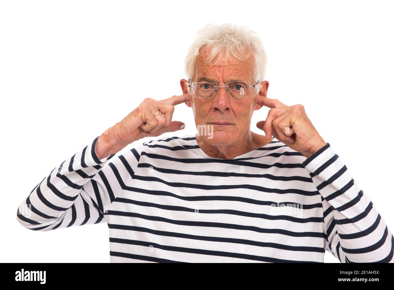 Homme âgé avec trop de bruit isolé sur fond blanc Banque D'Images