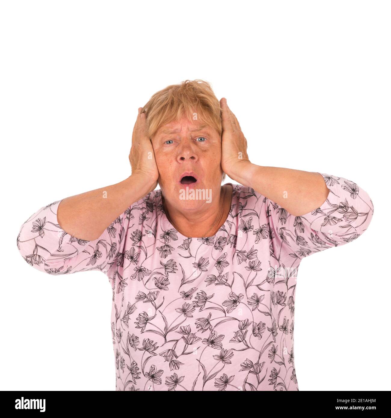 Femme âgée avec mal de tête isolée sur fond blanc Banque D'Images