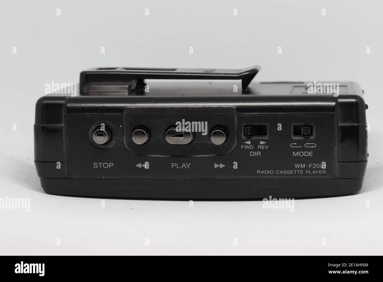 Environ 1990 lecteur de cassette WALKMAN ® Sony avec inversion automatique, radio AM FM et clip ceinture. Banque D'Images