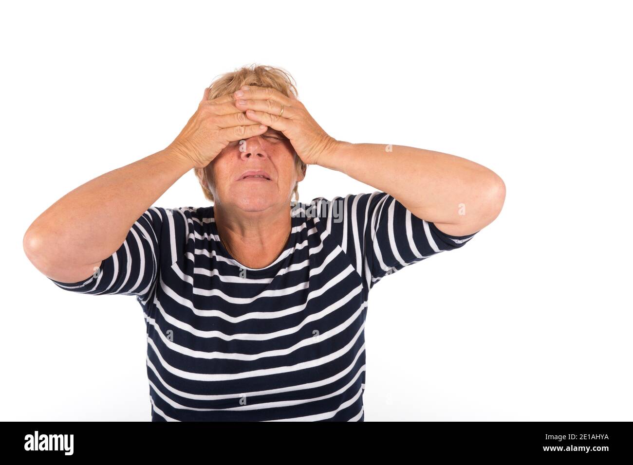Femme âgée avec mal de tête isolée sur fond blanc Banque D'Images